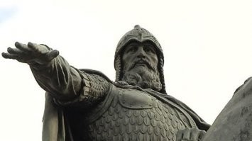 Вот не успел я однажды снять, реально простирающаяся на пол неба рука была. Примерно так