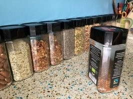 Какие еще орехи, какие специи..!? Всякому известно, что Нескафе - ведущий производитель банок для окурков!