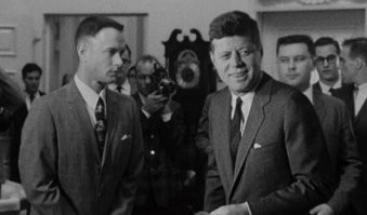 Неизвестный парень сфотографировался с десятками голливудских звезд