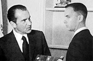 Неизвестный парень сфотографировался с десятками голливудских звезд