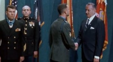 Неизвестный парень сфотографировался с десятками голливудских звезд