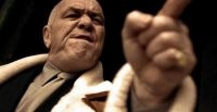 Любой шедевр отличает внимание к мелочам. Нюансы. Оставшаяся до конца фильма спичка, оперный театр, монголоры, шеф Корбена, Зорг... ВСЁ взаимосвязано, как-то переплетается и любое событие меняет "обычный" ход жизни остальных персонажей. Эпизодическими персонажами даже не назовешь тех, кто мелькает несколько раз в кадре.
Актерский состав действительно стоит отдельной темы. Сущие секунды, но засветился даже Ленни МакЛин =)) 


Мистер Ким со своей тайской кухней на древнем, но антигравитационном корабле. Куда ни плюнь, везде "пасхалок" напихано больше, чем жучков на проваленной явке.
Даже "стюардессы" - набор моделей. Хотя на первый взгляд так не кажется. Да, и эта конопатая тоже:


Кстати, Фингер - босс Корбена из службы такси, который постоянно пытается затащить Далласа на техобслуживание, и только голос его слышим - это Вин Дизель