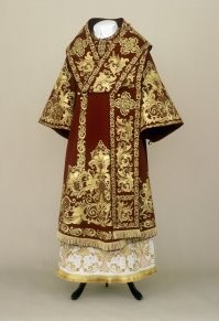 Это - байка. Рассчитанная на тех, кто в патриархах и накидках НЕ разбирается от слова совсем. Облачения расшиты, обычно, серебром и золотом. 
Золотых дел мастерицами...и стоит такая - заоблачного бабла