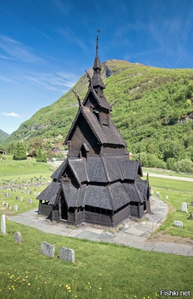 Боргундская деревянная церковь (Норвегия) 1150 г (!) года постройки и стандартный тайский храм. Вот как так-то?!