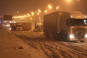 Конечно же мы будем лучше следить за обочиной когда нам скучно, а резина дорогая поэтому если мы буксуем это не мы виноваты а дорожные службы)))