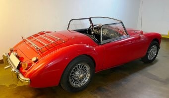 1962 MGA 1600 Mk II
Британская фирма MG Cars просуществовала с 1924 по 1972 год, прославившись легкими, быстрыми и доступными родстерами.  С 1955 по 1962 год выпустили 98970 штук, из которых лишь 8719 – версии MGA 1600 Mk II. Ее легко отличить по горизонтальным задним фонарям и утопленной решетке радиатора. Под капотом – 1622-кубовый 90-сильный 4-цилиндровый рядный мотор, разгоняющий авто почти до 170 км/ч.