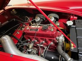 1962 MGA 1600 Mk II
Британская фирма MG Cars просуществовала с 1924 по 1972 год, прославившись легкими, быстрыми и доступными родстерами.  С 1955 по 1962 год выпустили 98970 штук, из которых лишь 8719 – версии MGA 1600 Mk II. Ее легко отличить по горизонтальным задним фонарям и утопленной решетке радиатора. Под капотом – 1622-кубовый 90-сильный 4-цилиндровый рядный мотор, разгоняющий авто почти до 170 км/ч.