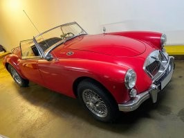 1962 MGA 1600 Mk II
Британская фирма MG Cars просуществовала с 1924 по 1972 год, прославившись легкими, быстрыми и доступными родстерами.  С 1955 по 1962 год выпустили 98970 штук, из которых лишь 8719 – версии MGA 1600 Mk II. Ее легко отличить по горизонтальным задним фонарям и утопленной решетке радиатора. Под капотом – 1622-кубовый 90-сильный 4-цилиндровый рядный мотор, разгоняющий авто почти до 170 км/ч.