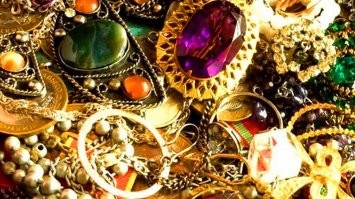 Да лучше бы он золото нашел или бриллианты, было бы интересней!