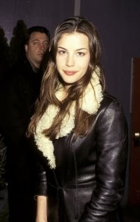 Не буду говорить про актерские способности и человеческие качества (повзрослев, из Лив Рандгрен стала Лив Тайлер, хотя биологический отец из Аэросмита не дня не участвовал в её воспитании, в отличие от растившего её отца, для которой она была как родная дочь - вот тебе и "не тот отец, кто родил..."), но от такого "уродца" родилась настоящая эльфийская  принцесса по внешности.