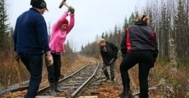 Половодье половодьем, а рельсы класть надо.