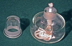 не знаю на счёт сухого, нам на лабораторных работах раздавали вот такие спиртовки. и спирт в них был самый что ни на есть мокрый.