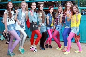 На моей памяти у девчонок джинсовые куртки и разноцветные лосины. У пацанов джинсовые брюки кроссовки бритая голова джинсовая куртка, косуха или "бомбер"(если фанат)