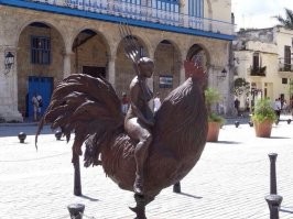 А вот эта девушка находится на Старой площади в Гаване и олицетворяет внезапно единство мужского и женского начал. 
А еще там пивняк зачетный напротив, только его с карантином закрыли...