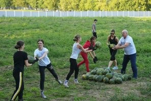 В Беларуси это до сих пор практикуется. Вот беларуський Батька учит беларусиянок, как надо собирать арбузы.