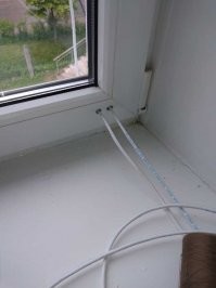 Лет так 18 назад такое явление было очень распространено в нашем городе, т.к. местные энтузиасты активно тянули локалку. Дырявили рамы как в подъездах, так и в квартирах.