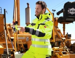 Вот такого плана только красно белый в цвет нашей почты .