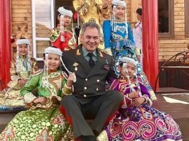 Полез в интернет , думал найти Шойгу в каком-нибудь восточном халате . 
Думаю , наверняка колоритное фото будет ....... а вот и не нашел 
Ну ничего , ничего . С девчонками республики Тыва ( что на границе с Монголией ) также отлично смотрится . Эдакий современный эмир с детьми