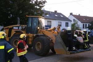 Разоблачили уже. 


Больному мужчине весом 900 фунтов грозят 6-часовые испытания, поскольку рабочие пытаются освободить его из собственной спальни