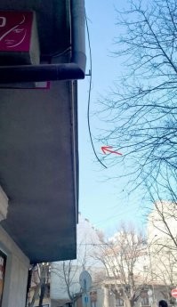 Такое в Болгарии - норма. Самое неприятное, что они даже не спрашивают, можно ли просверлить оконную раму. Приходишь и видишь эту красоту. Жили в двух разных местах и две разные фирмы проводили провода именно так. 

А знаете, как они отключают интернет по истечении договора или за неуплату? Просто состригают провод с улицы - и всё :) Идёшь по улице, а там сверху сопли обрезанные свисают повсеместно.