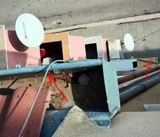 Такое в Болгарии - норма. Самое неприятное, что они даже не спрашивают, можно ли просверлить оконную раму. Приходишь и видишь эту красоту. Жили в двух разных местах и две разные фирмы проводили провода именно так. 

А знаете, как они отключают интернет по истечении договора или за неуплату? Просто состригают провод с улицы - и всё :) Идёшь по улице, а там сверху сопли обрезанные свисают повсеместно.