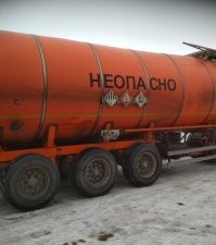 Ну и чего сюда лепить результат фотошопа? Затерты первые буквы "ОГ".  Надпись несимметричная. Добавьте буквы и будет порядок.