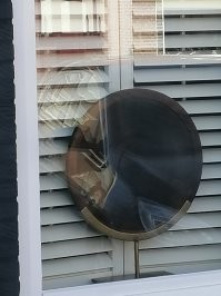 Вчера сфоткал вот эти две фигни в Берген оп Зоом Голландия. Если не видно, на борозда по спирали, как пластинка.