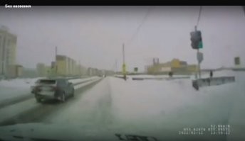 В посте ошибка. Переход регулируемый. Вы разве светофора не увидели?
Водитель ехал на зеленый. Соответственно девочка побежала на запрещающий красный.