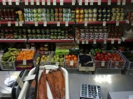 "Тем, кто обратил внимание на скудный выбор продуктов и приготовился строчить коммент про несчастную нищую Украину советую посмотреть, что покупают в маленьких несетевых магазинах в российской провинции, например в Архангельской области. А ведь здесь закрытая территория и минимальное население. Но и там и там самый большой ассортимент почему-то в алкогольных отделах."
===============
Певек, Чукотка. Не сетевой магазин.