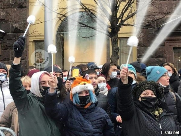 вижу толпу тупых сосунков (в прямом и переносном смыслах) и бабку, которая так ничему и не научилась, ведь в прошлый раз, будучи таким же сосунком стояла так же в 91м..и чо? ну если мозгов нет, то и не будет...а на месте сосунков - надо задуматься, почему из тех мудней в 91м, рядом с  ними осталась ток 1 бабка???=))) ну так-то всего 2 варика: поумнели\передохли.