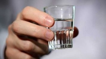Что делать? Нарезать меленька, заправить майонезом, можно еще зеленого горошка добавить.