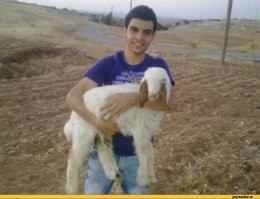 С девочкой познакомился, чтобы воспитать жену под себя.
Потому что он чувствует ответсвеность перед Аллахом за нее..