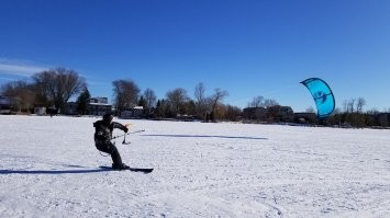 В Канаде нонче не очень. Местное правительство вопреки здравому смыслу запретило всяческие путешествия. Люди зашуганные все. Ну и экономика от этого тоже быстро движется и совсем не в светлое будущее..

Нам теперь вот пришлось вместо ласкового кубинского океана на промерзлых местных озерах на кайтах кататься  Грустно вобщем.