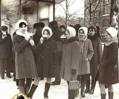 Пиво на морозе -- повезло же.     А туалетов поблизости не факт, что найдешь.