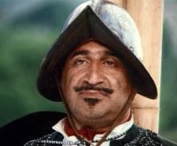 Никогда бы не подумал, что лотерейщик был одним из посетителей ресторана. Это надо либо быть неимоверно внимательным, либо просто знать этот факт. Я вот так же совершенно случайно узнал, что другой гость в ресторане это Рафаэль Котанджян, тот самый негодяй Торрес из фильма "Сердца трёх".