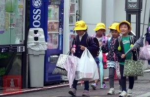 Итак, почему же первоклашкам в Японии приходится добираться до школы самим. А всё потому что родителям запрещается провожать детей в школу. С самого раннего возраста ученики сами добираются до школы