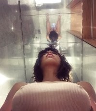 Иногда не только надо смотреть на отражение на полу, и на потолке тоже...