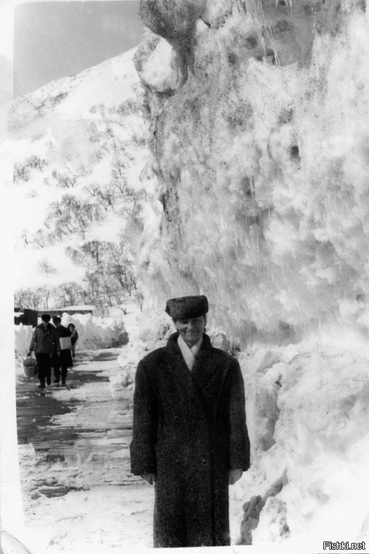 Камчатка. Бухта Финвал (Бечивинская)
1. Сугроб на берегу бухты
2. Сугроб у дороги на пирсы
3. Подьезд дома №3
4. Дом №3 и верхняя казарма, заметена выше крыши.
5.  Нижняя казарма и дом №5. Между ними нижний магазин под снегом
6. Памятная стелла (высота 3 метра) и трёхэтажная казарма справа