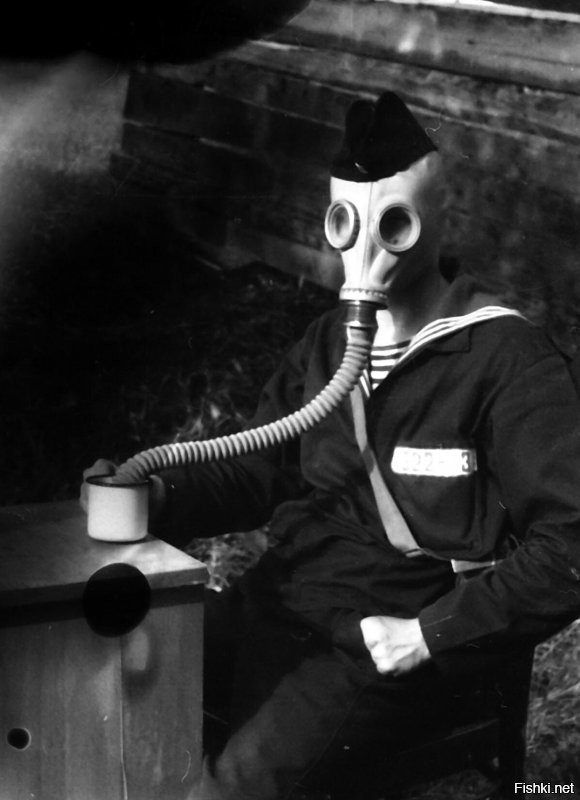 На фото №5 не матросы, а курсанты (якоря на погонах) чистят картошку в столовой.
Этим до дембеля лет двадцать...... .(Возможно это ВВМУПП ЛенКом)
Чистили повзводно по очереди все факультеты 1,2,3 курса.
Минимум 3 ванны, если повезёт, чаще максимум - 5 ванн. По времени занимало 2-3 часа.
Если выпадало на выходные, когда в клубе была дискотека, тогда для ускорения процесса чистили всей ротой, что бы попасть на дискач. Но такое бывало редко.
Чистить приходилось вручную, т.к. картофелеочистительная машина магла только промывать картошку, весь аброзив внутри барабана машины стёрся и кожура почти не снималась.