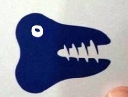 Логотип напоминает череп динозавра.