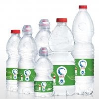 Бутылочка воды 0,5 в аэропорту стоит 1,50 евро. Бензин точно дешевле.