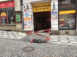 мощение тротуаров в Праге крутое, мелкой брусчаткой