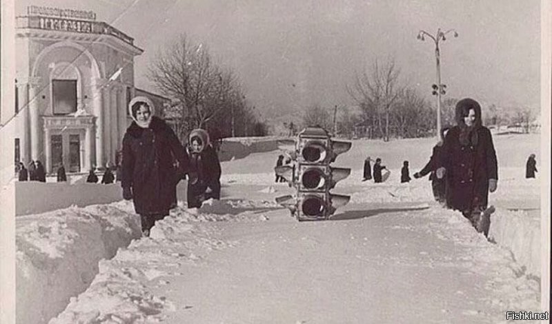 На фото Южно-Сахалинск 1969 год. Так что такие метели для Сахалина это норма.
