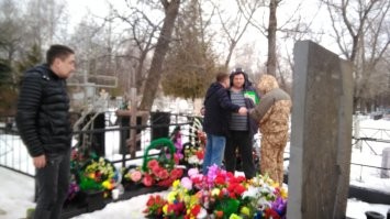 Для тех, кто помнит памятник есть и тропа к нему не зарастает. Да и песни его из авто еще звучат.


Зима, время часов 9 утра. Ехали в командировку, зашли прямо с дороги - с трассы через забор ). Пока там были минут 10, еще двое местных пришли портвишком помянуть Юрку, потом дальнобои из колонны с негабаритным грузом.
Вообще бытовая философия была близка в то время, ибо банально кушать было нечего. Но это нисколько не умоляет того факта что талант у Юры был. И сколь кто чего тут не говорил, он оказал достаточно серьезное влияние на панк рок культуру начала 90х в нашей стране. И даже в упомянутых тут частушках смысла больше чем в "уси пуси" или MORGENSHTERN Ice Турбо