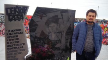 Для тех, кто помнит памятник есть и тропа к нему не зарастает. Да и песни его из авто еще звучат.


Зима, время часов 9 утра. Ехали в командировку, зашли прямо с дороги - с трассы через забор ). Пока там были минут 10, еще двое местных пришли портвишком помянуть Юрку, потом дальнобои из колонны с негабаритным грузом.
Вообще бытовая философия была близка в то время, ибо банально кушать было нечего. Но это нисколько не умоляет того факта что талант у Юры был. И сколь кто чего тут не говорил, он оказал достаточно серьезное влияние на панк рок культуру начала 90х в нашей стране. И даже в упомянутых тут частушках смысла больше чем в "уси пуси" или MORGENSHTERN Ice Турбо