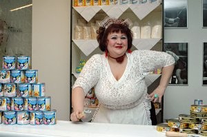 Девушка, мне кофе с пончиком, плиз.