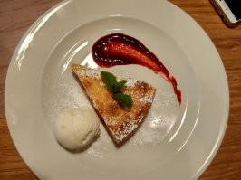 "Фактически, мы теперь потребляем в два раза больше калорий в кафе и ресторанах, чем 30 лет назад. Посмотрите, как сильно изменилась наша пища: Пицца: на 70 процентов больше калорий. Чизбургер: на 75 процентов больше калорий. Картофель фри: на 190 процентов больше калорий."
Стоп! Речь идет о забегаловках фастфуда или таки о ресторанах? Если о ресторанах, то ошибка критическая: в 80-х годах в ресторан ходили поесть, а сейчас - выпендриться. Соответственно, современные порции в ресторане в 5 раз меньше, чем в 80-е.