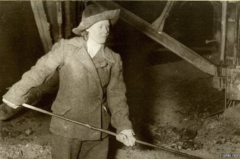 Фаина Шарунова - первая в мире женщина – горновой, работавшая в годы Великой Отечественной войны в доменном цехе Нижнетагильского металлургического комбината (НТМК).
А как вам женщины-шахтеры?