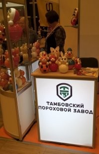 Ну а чо? Ничо смешного! Всё правильно!
Все эти стандарты : Евро-3, Евро-5, борются с дымом. Тамбовский пороховой завод, под их давлением, вынужден выпускать БЕЗдымный порох. Для этого они берут обычный дымный порох и при помощи реакции пиролиза удаляют из него весь дым. Потом дым концентрируют на центрифугах до твёрдого агрегатного состояния. Кристаллизуясь, дым превращается в пластмассу, из которой потом делают игрушки, чехлы для очков, линейки и другие товары народного потребления...
Многие в курсе, какие замечательные дымовухи (дымовые шашки) получаются из всех этих неваляшек и прочих мячиков для пинг-понга. Правда воняют сильно. Ну а что вы хотели? Всё-таки отходы производства!