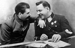 Москва, Кремль, 1942г.
Сталин: Климентий, вот немцы просят продать им пару миллионов автоматов ППШ. Говорят, готовы заплатить золотом. Очень им понравилось, как они простреливают большевиков насквозь. Ты как думаешь, продавать?
Ворошилов: Однозначно продавать. Заколотим большие бабки золотом.
Сталин: Решено. Разоружим 6ю Армию, а их автоматы загоним фрицам. Бизнес превыше всего. Поможем нашим немецким партнерам.